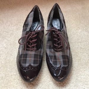 Brand new! Brown plaid pumps